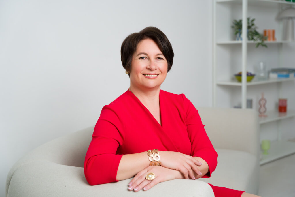 Szakmai hitelességet sugárzó női üzleti portré